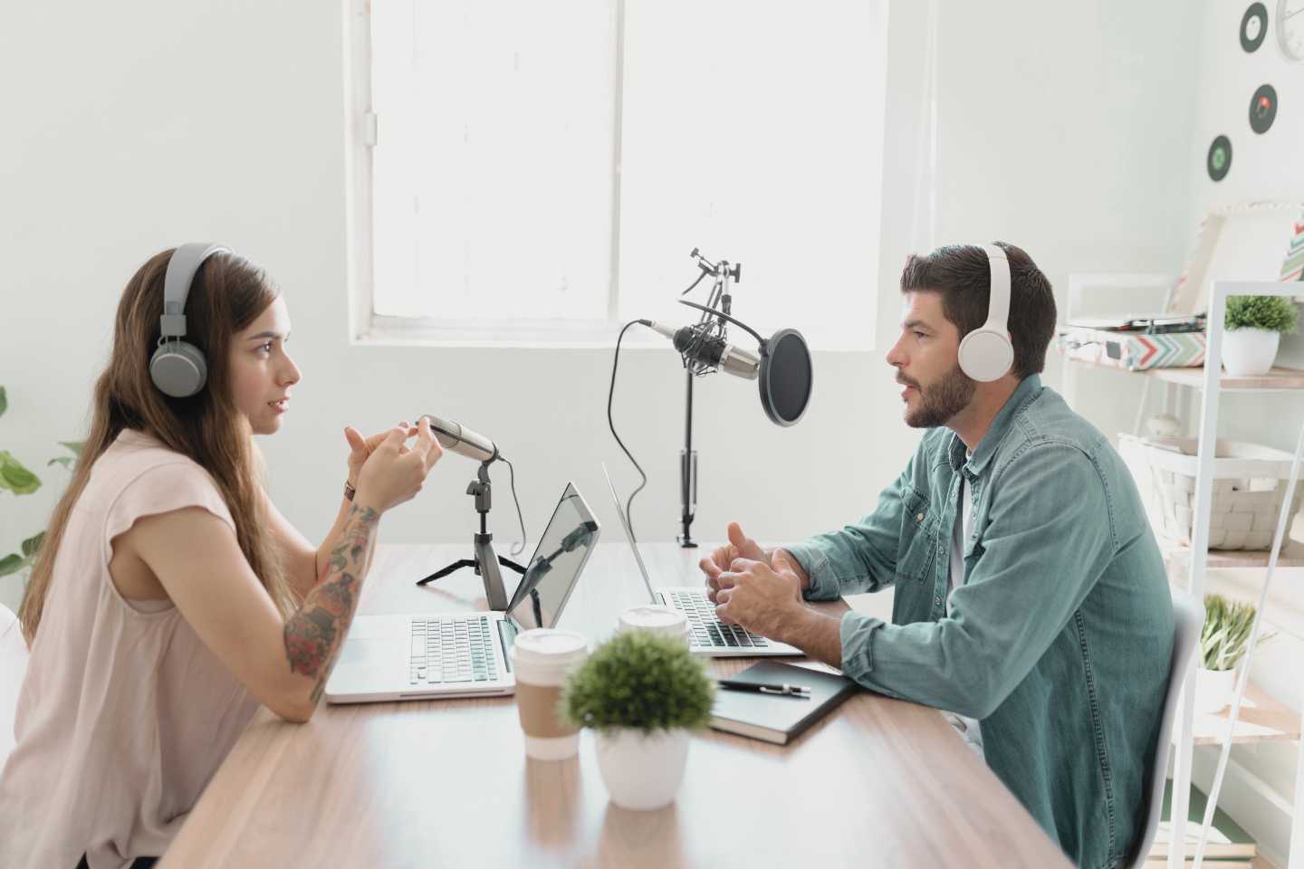 Podcasting in Unternehmen schafft Mehrwert Zwei Personen nehmen Podcast auf